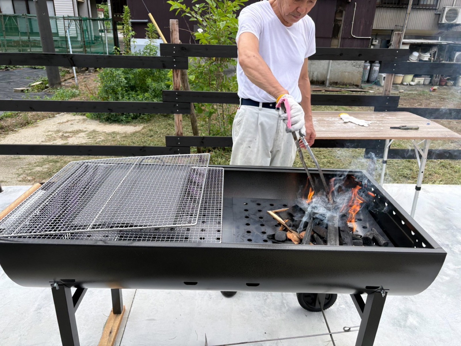 バーベキューコンロに組んだほたる炭に火を起こしているところ